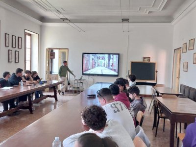 Am Morgen des 26. März widmete sich Schüler des Schulinstituts